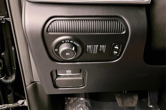 Photo of 2024 Diamond Black Crystal Pearlcoat Jeep Grand Wagoneer L