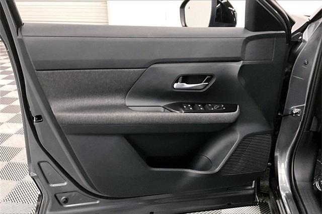 Photo of 2025 Gun Metallic/Super Black Nissan Kicks