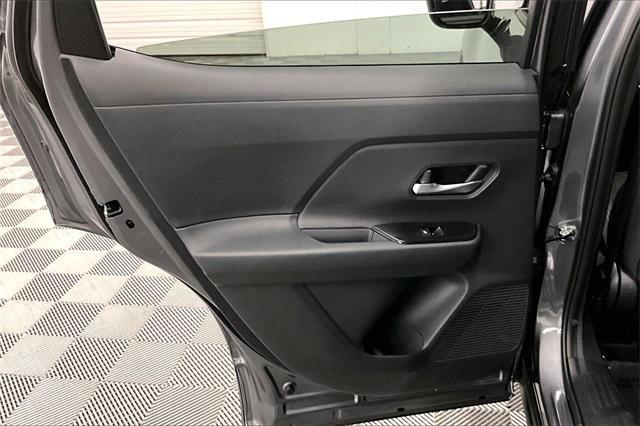 Photo of 2025 Gun Metallic/Super Black Nissan Kicks