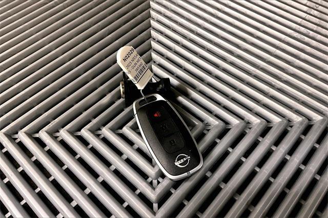 Photo of 2025 Gun Metallic/Super Black Nissan Kicks