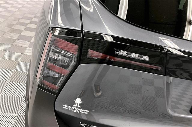 Photo of 2025 Gun Metallic/Super Black Nissan Kicks