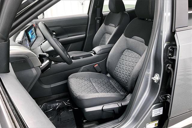 Photo of 2025 Gun Metallic/Super Black Nissan Kicks