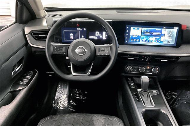 Photo of 2025 Gun Metallic/Super Black Nissan Kicks