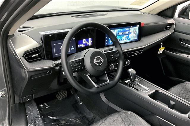 Photo of 2025 Gun Metallic/Super Black Nissan Kicks