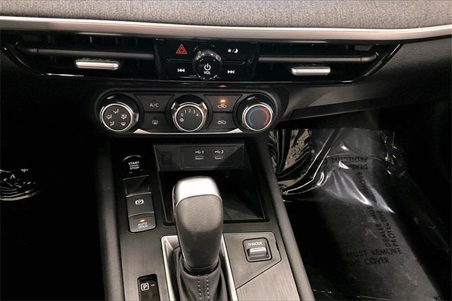 Photo of 2025 Gun Metallic/Super Black Nissan Kicks