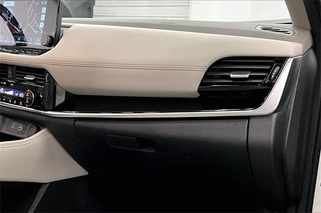 Photo of 2023 Pearl White Tricoat/Super Black Nissan Rogue