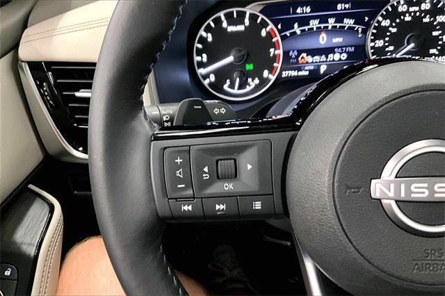 Photo of 2023 Pearl White Tricoat/Super Black Nissan Rogue