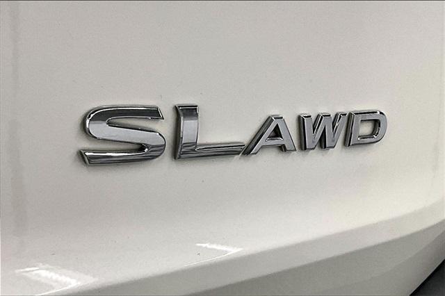 Photo of 2023 Pearl White Tricoat/Super Black Nissan Rogue