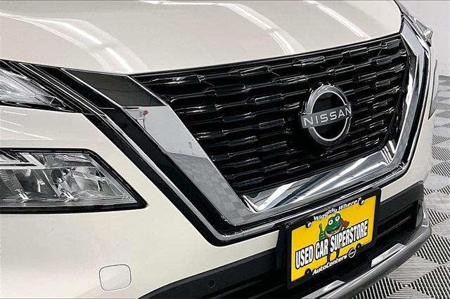 Photo of 2023 Pearl White Tricoat/Super Black Nissan Rogue