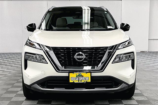 Photo of 2023 Pearl White Tricoat/Super Black Nissan Rogue