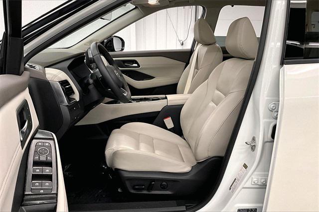 Photo of 2023 Pearl White Tricoat/Super Black Nissan Rogue