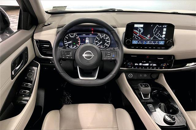 Photo of 2023 Pearl White Tricoat/Super Black Nissan Rogue