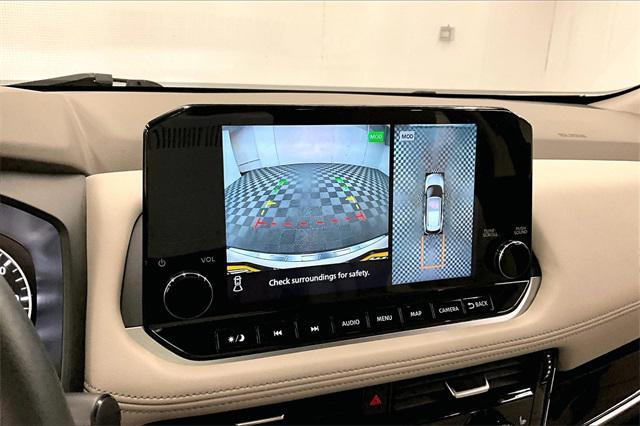 Photo of 2023 Pearl White Tricoat/Super Black Nissan Rogue