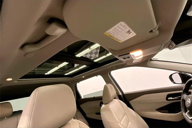 Photo of 2023 Pearl White Tricoat/Super Black Nissan Rogue