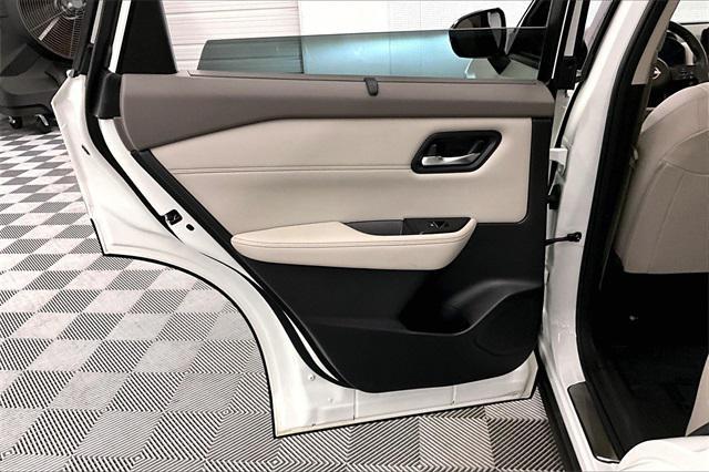 Photo of 2023 Pearl White Tricoat/Super Black Nissan Rogue