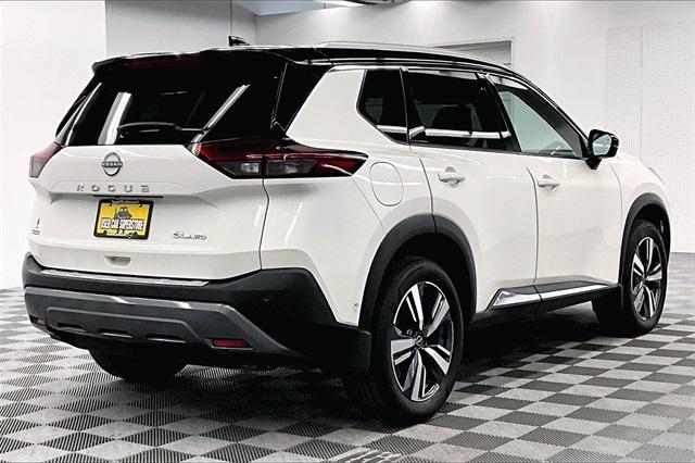 Photo of 2023 Pearl White Tricoat/Super Black Nissan Rogue