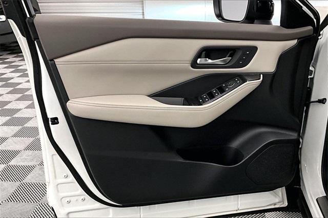 Photo of 2023 Pearl White Tricoat/Super Black Nissan Rogue
