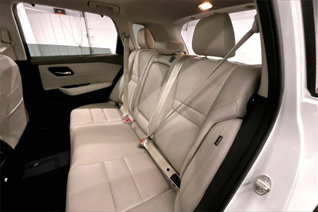Photo of 2023 Pearl White Tricoat/Super Black Nissan Rogue