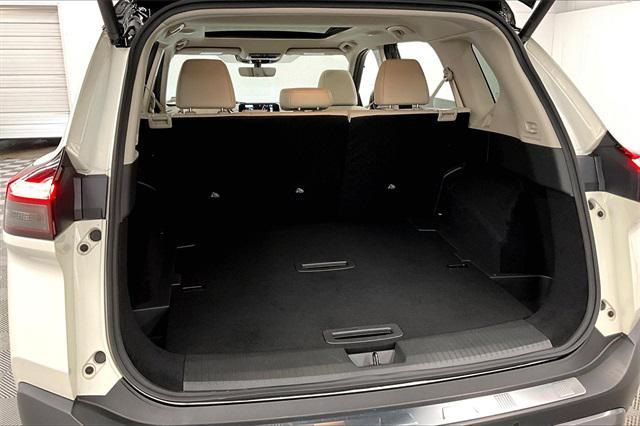 Photo of 2023 Pearl White Tricoat/Super Black Nissan Rogue