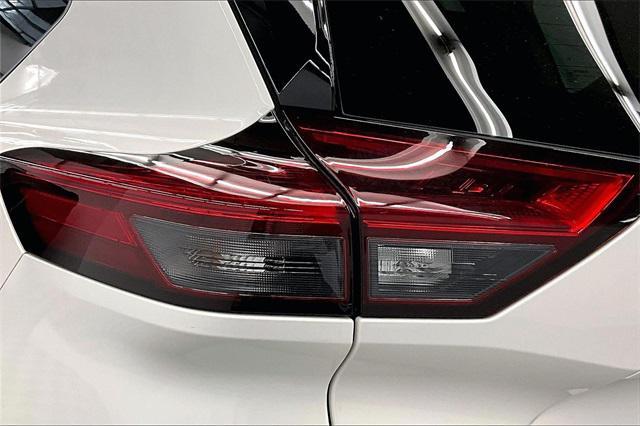 Photo of 2023 Pearl White Tricoat/Super Black Nissan Rogue