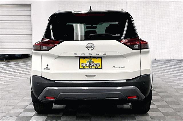 Photo of 2023 Pearl White Tricoat/Super Black Nissan Rogue