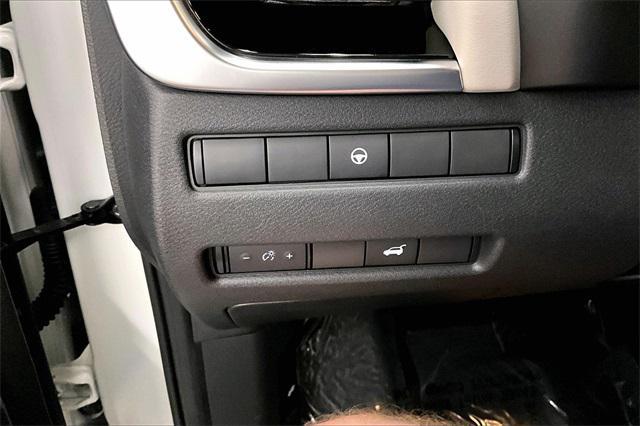 Photo of 2023 Pearl White Tricoat/Super Black Nissan Rogue