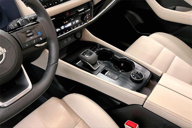Photo of 2023 Pearl White Tricoat/Super Black Nissan Rogue