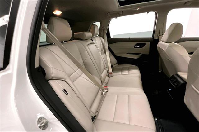 Photo of 2023 Pearl White Tricoat/Super Black Nissan Rogue