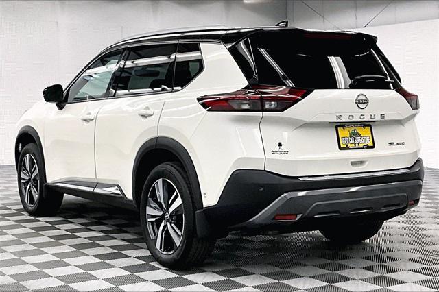 Photo of 2023 Pearl White Tricoat/Super Black Nissan Rogue