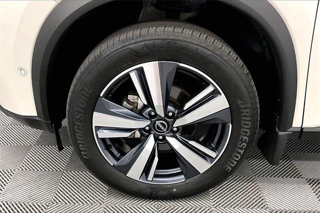 Photo of 2023 Pearl White Tricoat/Super Black Nissan Rogue