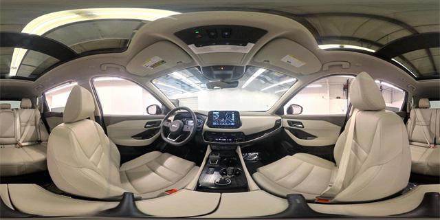 Photo of 2023 Pearl White Tricoat/Super Black Nissan Rogue