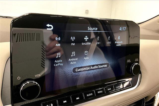 Photo of 2023 Pearl White Tricoat/Super Black Nissan Rogue