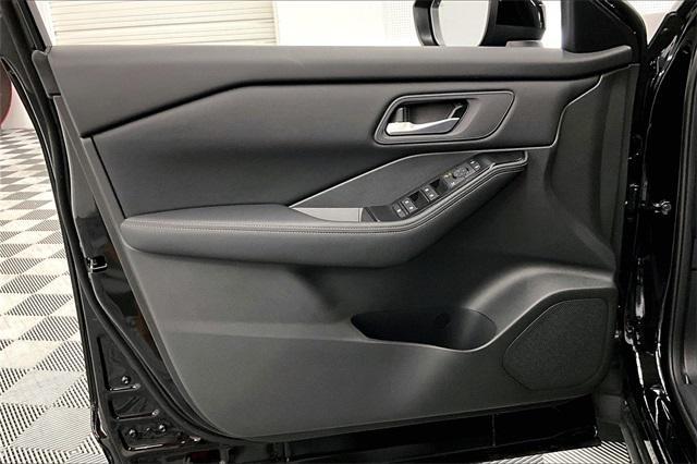 Photo of 2025 Super Black Nissan Rogue