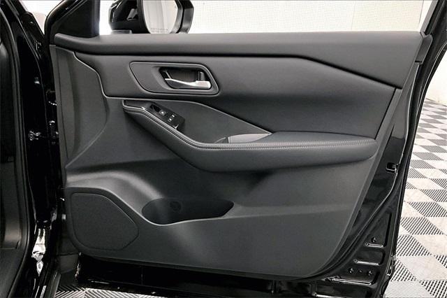 Photo of 2025 Super Black Nissan Rogue