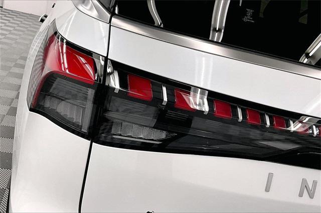 Photo of 2025 Radiant White INFINITI QX80