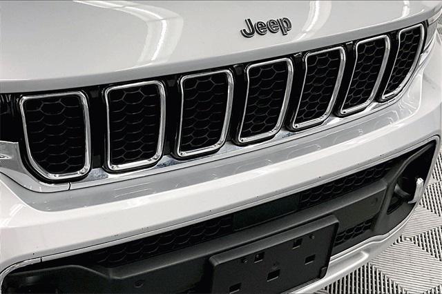 Photo of 2022 Silver Zynith Jeep Grand Cherokee L