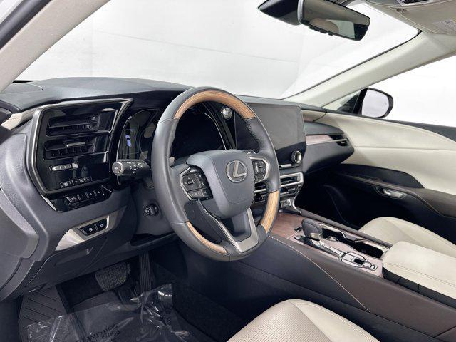 Photo of 2023 Eminent White Pearl Lexus RX 350