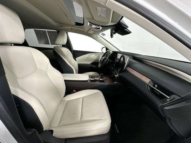 Photo of 2023 Eminent White Pearl Lexus RX 350
