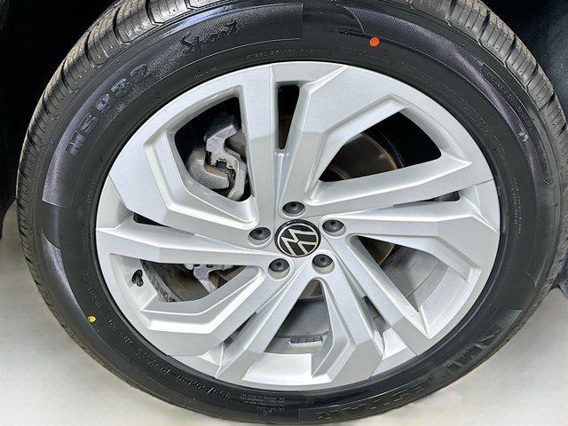 Photo of 2022 Tourmaline Blue Metallic Volkswagen Atlas