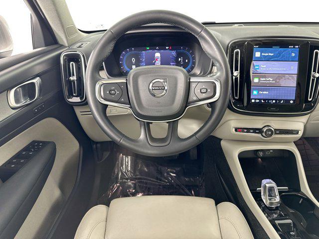 Photo of 2023 Silver Dawn Metallic Volvo XC40