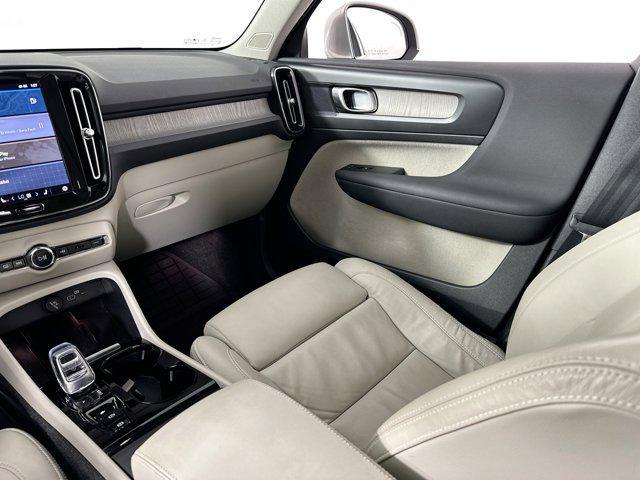 Photo of 2023 Silver Dawn Metallic Volvo XC40