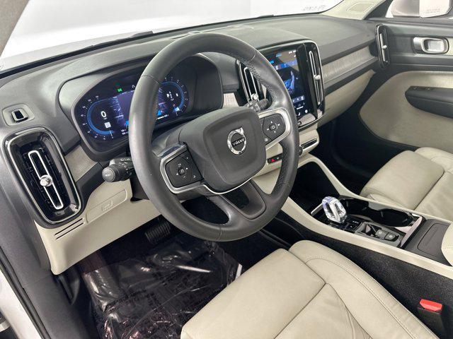 Photo of 2023 Silver Dawn Metallic Volvo XC40