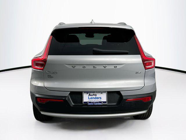 Photo of 2023 Silver Dawn Metallic Volvo XC40