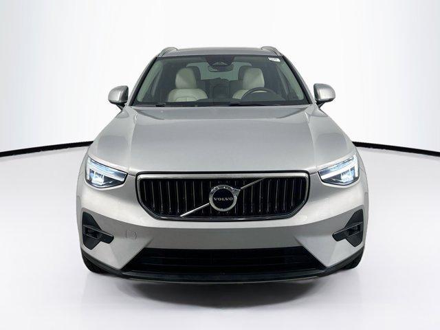 Photo of 2023 Silver Dawn Metallic Volvo XC40