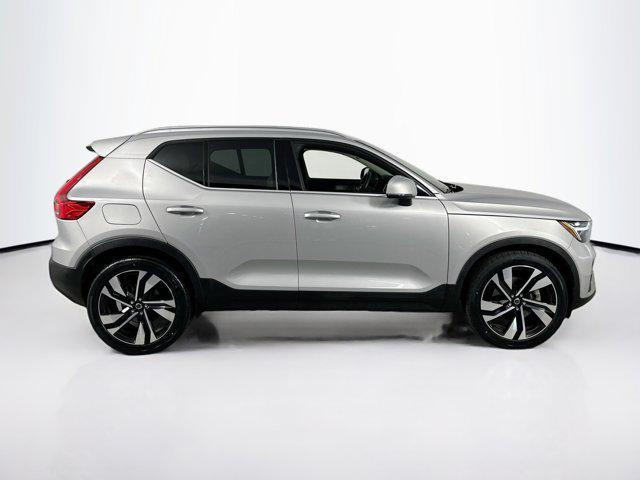 Photo of 2023 Silver Dawn Metallic Volvo XC40