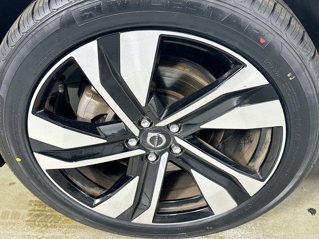 Photo of 2023 Silver Dawn Metallic Volvo XC40