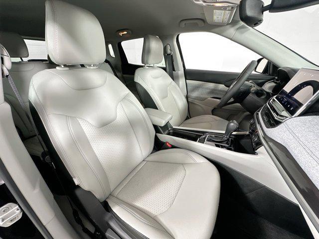Photo of 2022 Diamond Black Crystal Pearlcoat Jeep Compass