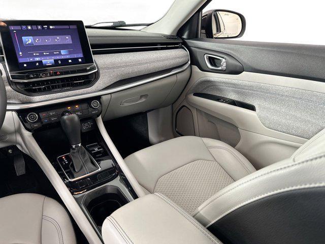 Photo of 2022 Diamond Black Crystal Pearlcoat Jeep Compass