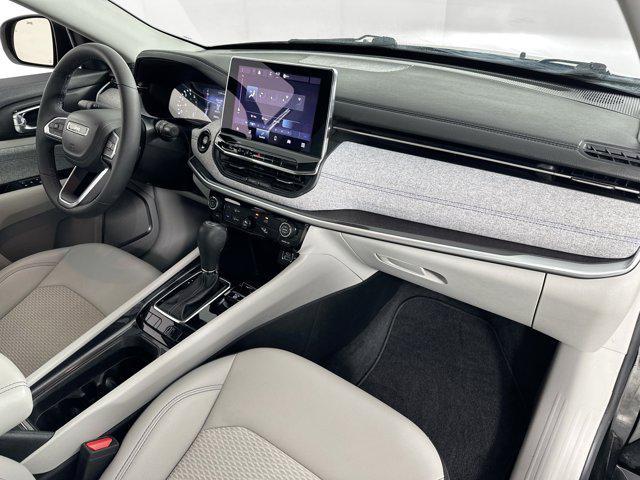 Photo of 2022 Diamond Black Crystal Pearlcoat Jeep Compass
