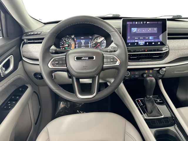 Photo of 2022 Diamond Black Crystal Pearlcoat Jeep Compass
